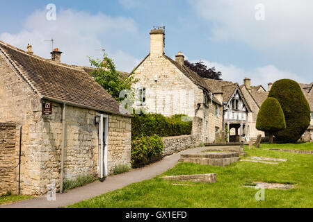 Le bureau d'information touristique dans les fossoyeurs hut et l'au-delà de Lychgate, à St Mary's churchyard, Painswick, Gloucestershire, Royaume-Uni Banque D'Images