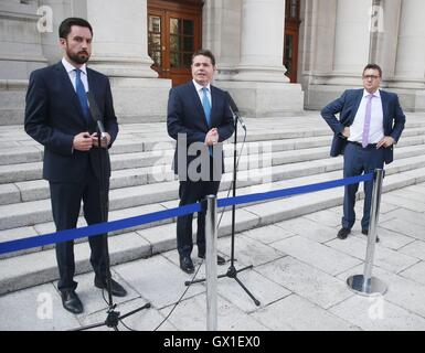 Le ministre d'État au ministère des Finances Eoghan Murphy (à gauche) et le ministre des dépenses publiques et de la réforme, Paschal Donohoe (au centre), parlent en réponse au rapport Nama, Comme le gouvernement irlandais doit ordonner une enquête sur la vente controversée de 1.2 milliards de livres sterling d'actifs immobiliers en Irlande du Nord par la Bad Bank Nama, à l'extérieur des bâtiments gouvernementaux à Dublin. Banque D'Images