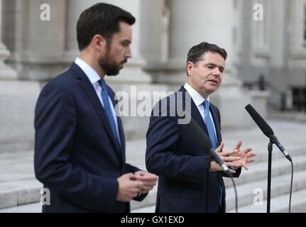 Le ministre d'État au ministère des Finances Eoghan Murphy (à gauche) et le ministre des dépenses publiques et de la réforme, Paschal Donohoe, parlent en réponse au rapport Nama, Comme le gouvernement irlandais doit ordonner une enquête sur la vente controversée de 1.2 milliards de livres sterling d'actifs immobiliers en Irlande du Nord par la Bad Bank Nama, à l'extérieur des bâtiments gouvernementaux à Dublin. Banque D'Images