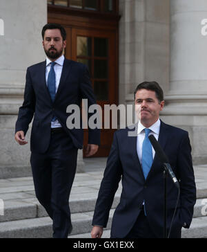 Ministre d'État au ministère des Finances Eoghan Murphy (à gauche) et Ministre des dépenses publiques et de la réforme, Paschal Donohoe, arriver à parler en réponse à l'AMNA, rapport que le gouvernement irlandais est d'ordonner une enquête sur la controversée &pound;1.2 milliards de la vente de biens immobiliers de l'Irlande du Nord par l'Amna bad bank, à l'extérieur des édifices gouvernementaux à Dublin. Banque D'Images