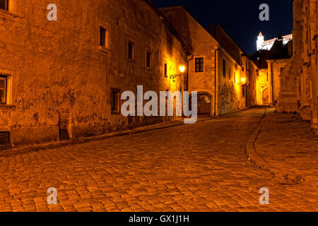 Rue déserte de Bratislava dans la nuit Banque D'Images