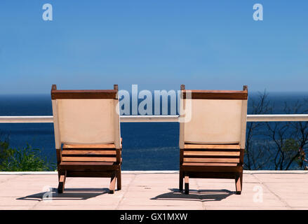 Deux chaises vides en face de la mer Banque D'Images