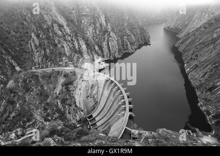 Paysage avec rivière, rochers et un barrage en Espagne. Aldeadavila Banque D'Images