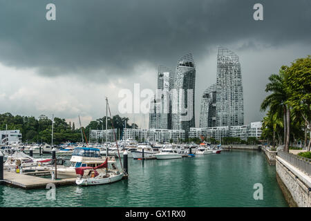 Keppel Bay Marina et réflexions à Keppel Bay luxury waterfront complexe résidentiel à Singapour Banque D'Images