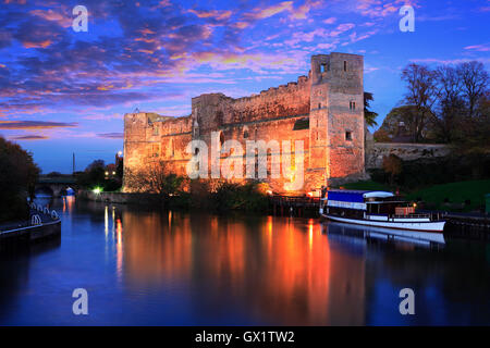 Château de Newark et lumineux se reflétant dans la rivière Trent, Newark, Nottingham, England, UK Banque D'Images