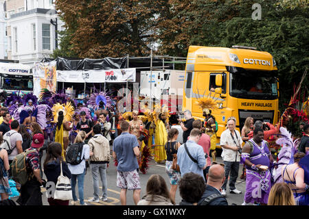 Vue générale de la rue de Ladbroke Grove avec les gens rassemblés pour la 50e carnaval de Notting Hill Banque D'Images