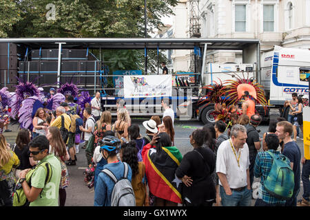 Vue générale de la rue de Ladbroke Grove avec les gens rassemblés pour la 50e carnaval de Notting Hill Banque D'Images