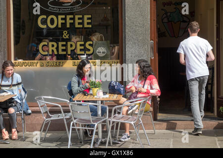 Les gens de manger des crêpes et boire du café en plein air de la ville de Kings Parade Cambridge Cambridgeshire Angleterre 2016 Banque D'Images