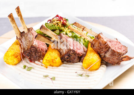 Côtelettes d'agneau grillées biologique avec purée de pommes de terre croquettes remplis Banque D'Images