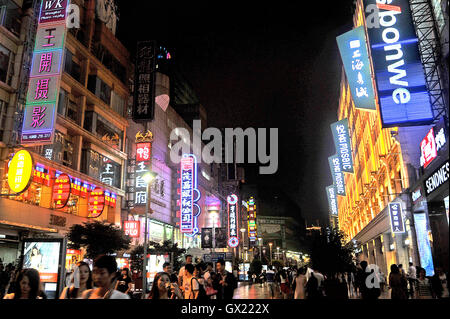 Nanjing Donglu road par nuit Nanjing Lu Shanghai Chine Banque D'Images