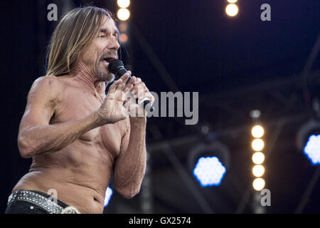 Iggy Pop fonctionne à l'île de White En vedette : Iggy Pop, James Newell Osterberg Où : île de Wight, Royaume-Uni Quand : 11 Juin 2016 Banque D'Images