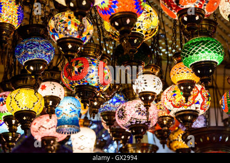 Belle Arabe de couleur des lampes dans le Grand Bazar d'Istanbul Oriental Banque D'Images