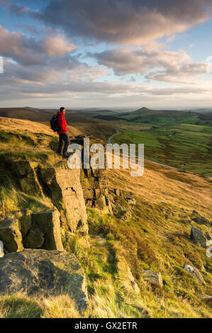 Un marcheur se tenait sur Shining Tor à vers Shutlinsloe, parc national de Peak District, Cheshire. Banque D'Images