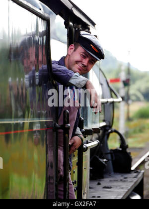Mécanicien sur un train à vapeur à la gare de Goathland Aidensfield North Yorkshire Moors Angleterre Royaume-Uni Royaume-Uni Grande-Bretagne Banque D'Images
