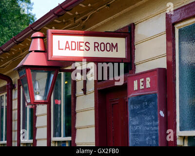 Chambre des dames de toilettes toilettes à la gare de Goathland Aidensfield North Yorkshire Moors Angleterre Royaume-Uni UK Grand B Banque D'Images