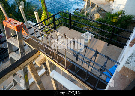 Tile deck en construction sur une maison mexicaine d'Acapulco, au Mexique. Banque D'Images