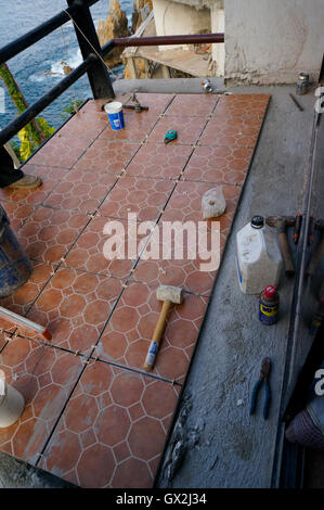 Tile deck en construction sur une maison mexicaine d'Acapulco, au Mexique. Banque D'Images