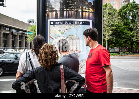 Personnes debout en face de plan de ville touristique, boston Banque D'Images