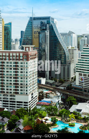 Immeubles de bureaux, hôtels et immeubles résidentiels dans le quartier de Watthana près de Sukhumvit Road, Bangkok, Thaïlande, Asie Banque D'Images