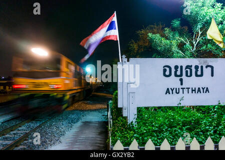 Départ d'un train de Chiang Mai-Bangkok State Railway of Thailand (SRT) Gare d'Ayutthaya Banque D'Images