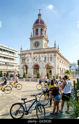 Église de Santa Cruz, Thonburi, Bangkok - les cyclotouristes à l'église Banque D'Images