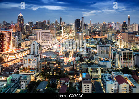 Bangkok city skyline at night - ligne de train Skytrain et principale zone touristique autour de Sukhumvit montrant Chit Lom et Phloen Chit Road, Pathum Wan District Banque D'Images