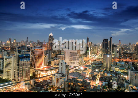 Bangkok city skyline at night - ligne de train Skytrain et principale zone touristique autour de Sukhumvit montrant Chit Lom et Phloen Chit Road, Pathum Wan District