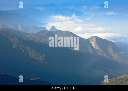 Vue sur la Serra da Bocaina Parc National près de Cunha montrant au Pico do Chapeu de Tira et la montagnes de Serra do Mar Banque D'Images