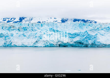 Hubbard Glacier en Alaska sous ciel nuageux Banque D'Images