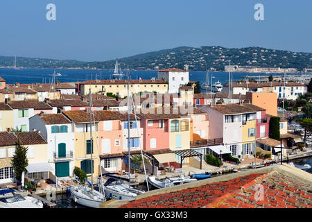 Vue aérienne de la ville de Port Grimaud, avec la baie de Saint Tropez en arrière-plan, dans le département du Var en France Banque D'Images