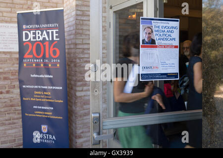 Hempstead, New York, USA. 13 septembre, 2016. Les élèves et les membres de la communauté entrez Cranford John Adams Playhouse à assister à l'événement avec David Axelrod - CNN Commentateur politique principal et stratège démocratique qui a servi comme conseiller principal d'Obama - le débat sur l'évolution de la signature le président des médias et de la politique, à l'Université Hofstra, qui sera l'hôte du premier débat présidentiel, entre H.R. Clinton et D. J. Trump, prévue pour plus tard ce mois-ci le 26 septembre. L'université de Hofstra est le 1er à avoir accueilli 3 américains consécutifs débats présidentiels. Credit : Ann E Parry/Alamy Live News Banque D'Images