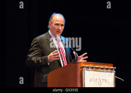 Hempstead, New York, USA. 13 septembre, 2016. DAVID Axelrod, CNN et commentateur politique principal stratège démocratique qui a servi comme conseiller principal, Obama est le débat Signature Le président de l'évolution du paysage médiatique et politique, à l'Université Hofstra, qui sera l'hôte du premier débat présidentiel, entre H.R. Clinton et D. J. Trump, prévue pour plus tard ce mois-ci le 26 septembre. L'université de Hofstra est le premier à avoir accueilli 3 américains consécutifs débats présidentiels. Credit : Ann E Parry/Alamy Live News Banque D'Images