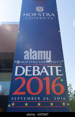 Hempstead, New York, USA. 13 septembre, 2016. L'Université de Hofstra Débat 2016, bannière verticale de hauteur dans patriotic rouge blanc et bleu, est l'un des nombreux affiche sur le campus de l'Université Hofstra, qui sera l'hôte du premier débat présidentiel, entre H.R. Clinton et D. J. Trump, prévue pour plus tard ce mois-ci le 26 septembre. L'université de Hofstra est le premier à avoir accueilli 3 américains consécutifs débats présidentiels. Credit : Ann E Parry/Alamy Live News Banque D'Images