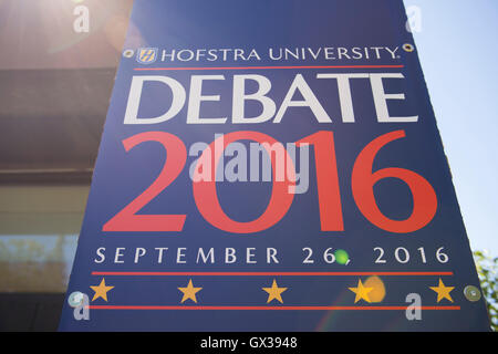 Hempstead, New York, USA. 13 septembre, 2016. L'Université de Hofstra Débat 2016 bannière, patriotic rouge blanc et bleu, est l'un des nombreux affiche sur le campus de l'Université Hofstra, qui sera l'hôte du premier débat présidentiel, entre H.R. Clinton et D. J. Trump, prévue pour plus tard ce mois-ci le 26 septembre. L'université de Hofstra est le premier à avoir accueilli 3 américains consécutifs débats présidentiels. Credit : Ann E Parry/Alamy Live News Banque D'Images