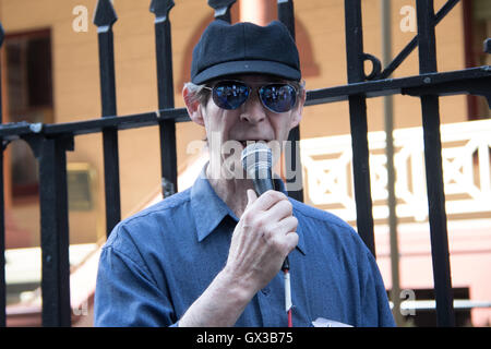 Sydney, Australie. 14 septembre 2016. Action pour le logement public a organisé une manifestation en soutien du logement social et contre la vente par le gouvernement de la Nouvelle-Galles du Sud de Baird. "Le logement public est un acquis social qui devrait être chéri, pas utilisé que dans l'immobilier pour les bénéfices, le Gouvernement de la Nouvelle-Galles du Sud est en train de faire," a déclaré Denis Doherty d'action pour le logement public. Les manifestants se sont réunis à 12 h30 à l'Archibald Fontaine dans Hyde Park, avant de marcher vers le , le Parlement sur Macquarie Street pour le 1h00 rallye. Sur la photo : Richard Semaines de Waterloo s'exprimant lors de la manifestation à l'extérieur de la Nouvelle-Galles du Parlement. © Richard Milnes/Alamy L Banque D'Images