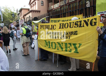 Sydney, Australie. 14 septembre 2016. Action pour le logement public a organisé une manifestation en soutien du logement social et contre la vente par le gouvernement de la Nouvelle-Galles du Sud de Baird. "Le logement public est un acquis social qui devrait être chéri, pas utilisé que dans l'immobilier pour les bénéfices, le Gouvernement de la Nouvelle-Galles du Sud est en train de faire," a déclaré Denis Doherty d'action pour le logement public. Les manifestants se sont réunis à 12 h30 à l'Archibald Fontaine dans Hyde Park, avant de marcher vers le , le Parlement sur Macquarie Street pour le 1h00 rallye. Crédit : Richard Milnes/Alamy Live News Banque D'Images