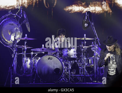 Denver, Colorado, États-Unis. 14Th Sep 2016. Batteur ALEX GONZALEZ, Mana, divertit un centre de paniers-house au centre Pepsi au cours DE MANA : La puissance Latino Tour 2016 à Denver, CO le mercredi soir. Credit : Hector Acevedo/ZUMA/Alamy Fil Live News Banque D'Images