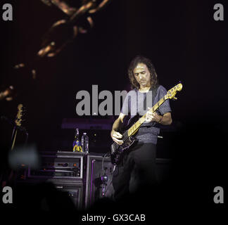 Denver, Colorado, États-Unis. 14Th Sep 2016. MANA le guitariste basse JUAN CALLEROS divertit une salle comble au Centre Pepsi au cours DE MANA : La puissance Latino Tour 2016 à Denver, CO le mercredi soir. Credit : Hector Acevedo/ZUMA/Alamy Fil Live News Banque D'Images