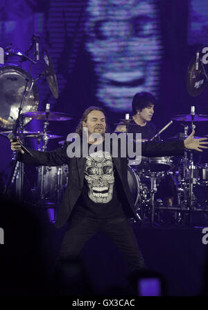 Denver, Colorado, États-Unis. 14Th Sep 2016. Chanteur MANA FHER OLVERA divertit une salle comble au Centre Pepsi au cours DE MANA : La puissance Latino Tour 2016 à Denver, CO le mercredi soir. Credit : Hector Acevedo/ZUMA/Alamy Fil Live News Banque D'Images