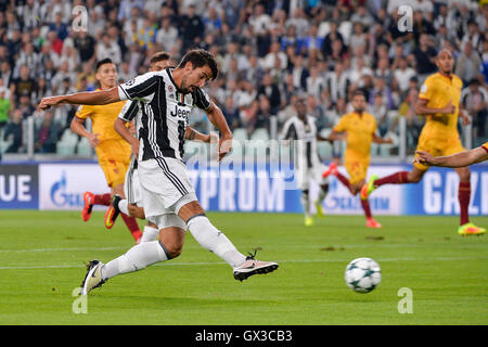 Turin, Italie. 14Th Sep 2016. Sami Khedira de pousses Juventus la balle au cours de la Ligue des Champions match de football contre Séville à Turin, Italie, le 14 septembre 2016. © Alberto Lingria/Xinhua/Alamy Live News Banque D'Images