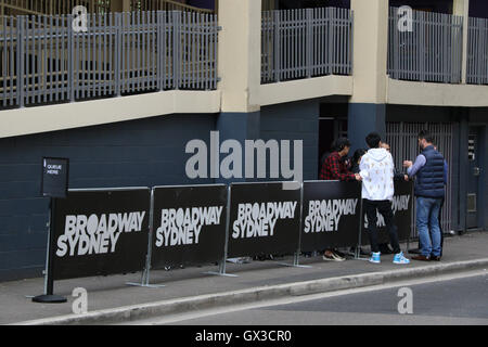 Sydney, Australie. 15 septembre 2016. Les gens commencent à queue devant l'Apple store Broadway Broadway Shopping Centre à l'avant de la sortie du nouvel iPhone 7. Crédit : Richard Milnes/Alamy Live News Banque D'Images