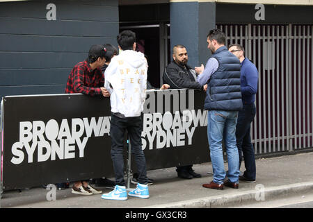 Sydney, Australie. 15 septembre 2016. Les gens commencent à queue devant l'Apple store Broadway Broadway Shopping Centre à l'avant de la sortie du nouvel iPhone 7. Crédit : Richard Milnes/Alamy Live News Banque D'Images