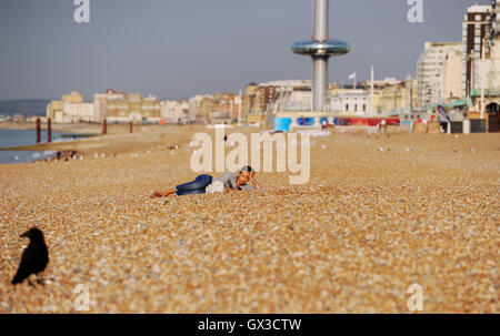 Brighton, UK. 15 Sep, 2016. Un beau matin tôt sur la plage de Brighton comme la vague Septembre temps persiste dans le sud-est de la Grande-Bretagne aujourd'hui mais elle est appelée à devenir beaucoup plus frais dans les prochains jours de crédit : Simon Dack/Alamy Live News Banque D'Images