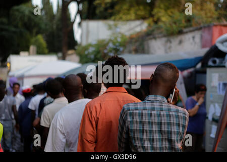 Rome, Italie. 14 septembre 2016. Les réfugiés la queue au point de distribution de nourriture pour le dîner. De nombreux réfugiés escale à Rome, où beaucoup de dormir dans la rue, sur le chemin de la Sicile à la frontière dans le nord. De nombreux réfugiés aussi retourner dans le nord de l'Italie à Rome, comme les frontières de la Suisse et la France sont effectivement fermé. Les bénévoles de l'expérience de baobab fournissent les réfugiés avec des repas réguliers à l'aide de l'Association près de la gare Tiburtina. Crédit : Michael Debets/Alamy Live News Banque D'Images