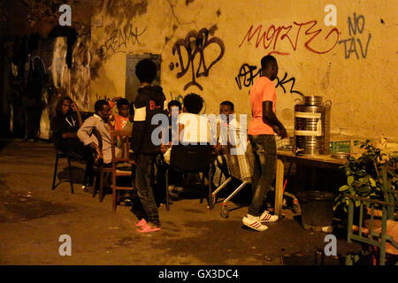 Rome, Italie. 14 septembre 2016. Les réfugiés s'asseoir ensemble après le dîner, de parler les uns aux autres. De nombreux réfugiés escale à Rome, où beaucoup de dormir dans la rue, sur le chemin de la Sicile à la frontière dans le nord. De nombreux réfugiés aussi retourner dans le nord de l'Italie à Rome, comme les frontières de la Suisse et la France sont effectivement fermé. Les bénévoles de l'expérience de baobab fournissent les réfugiés avec des repas réguliers à l'aide de l'Association près de la gare Tiburtina. Crédit : Michael Debets/Alamy Live News Banque D'Images