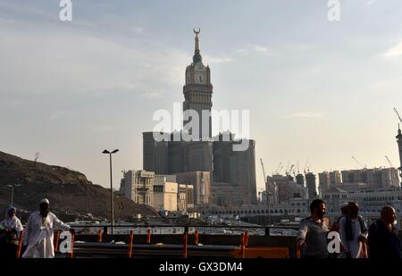 La Mecque, en Arabie Saoudite. 14Th Sep 2016. Pèlerins musulmans promenades dans la rue à La Mecque, l'Arabie saoudite, le 14 septembre, 2016. Le pèlerinage annuel se termine officiellement le 15 septembre. Credit : Wang Bo/Xinhua/Alamy Live News Banque D'Images