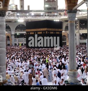 La Mecque, en Arabie Saoudite. 14Th Sep 2016. Pèlerins musulmans sont vus autour de la Kaaba dans la grande mosquée de La Mecque, en Arabie Saoudite, le 14 septembre, 2016. Le pèlerinage annuel se termine officiellement le 15 septembre. Credit : Wang Bo/Xinhua/Alamy Live News Banque D'Images