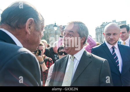 Londres, Royaume-Uni - 15 septembre 2016. Nigel Farage (UKIP) à Trafalgar Square pour le 100e anniversaire de tank roulé en action dans la PREMIÈRE GUERRE MONDIALE. Credit : Alberto Pezzali/Alamy Live News Banque D'Images