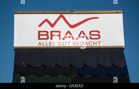 Mainz, Allemagne. 15 Sep, 2016. Le logo de la société Braas peut être vu sur un toit d'affichage à Mainz, Allemagne, 15 septembre 2016. La société Braas avec un siège administratif à Oberursel a eu sa plante-mère à Zurich depuis 1954. Les matériaux de toiture Standard américain fabricant Industries veut absorber la tuile de toiture Braas fabricant Monier. Photo : Andreas ARNOLD/dpa/Alamy Live News Banque D'Images