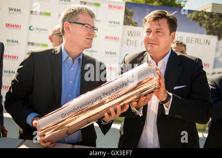 Le maire d'arrondissement de Berlin-Spandau, Helmut Kleebank (SPD, l-r), et le sénateur pour le développement de la ville et de l'environnement, Andreas Geisel (SPD), remplir une capsule de temps avec des plans de bâtiment et un journal quotidien, lors de la pose de la première pierre pour le projet de construction résidentielle 'Pepitahoefe' à Berlin, Allemagne, 15 septembre 2016. Le Pepitahoefe sont un nouveau projet de construction par degewo et le Wohnungsbaugesellschaft Berlin-Mitte GmbH. Un total de 1 024 appartements seront construits sur le site de 58 700 mètres carrés d'ici la fin de 2018. PHOTO : GREGOR FISCHER/DPA Banque D'Images